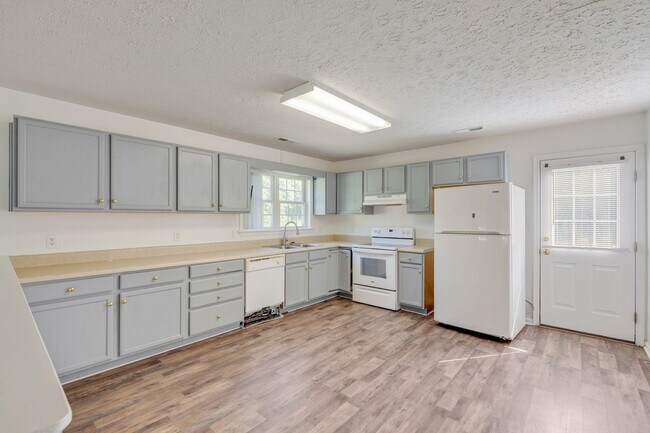 Foto del edificio - Lovely 2Bd/1.5Bth End Unit TH in quiet nei...