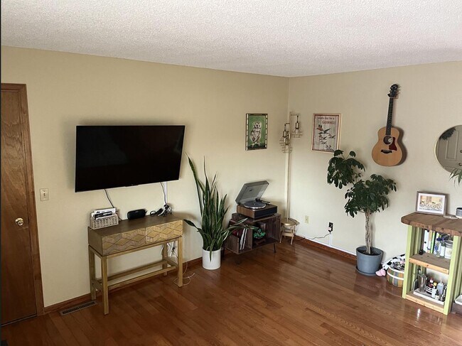 Foto del edificio - Bright 2 Bed, 2 Bath Home with Garage & Fenced Yard in Fort Collins