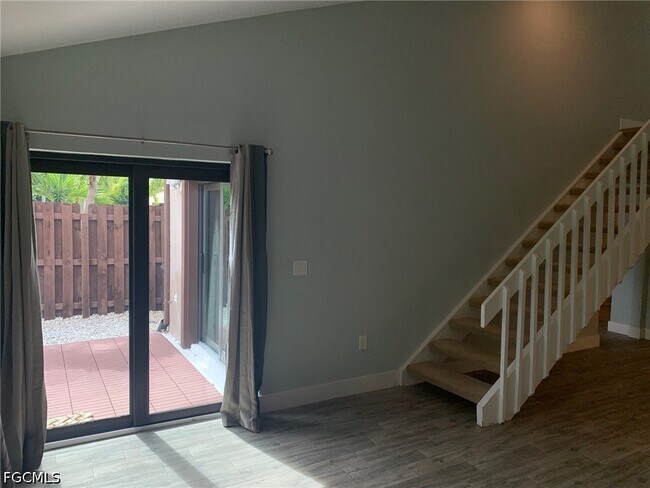 Foto del edificio - 8849 Somerset Blvd