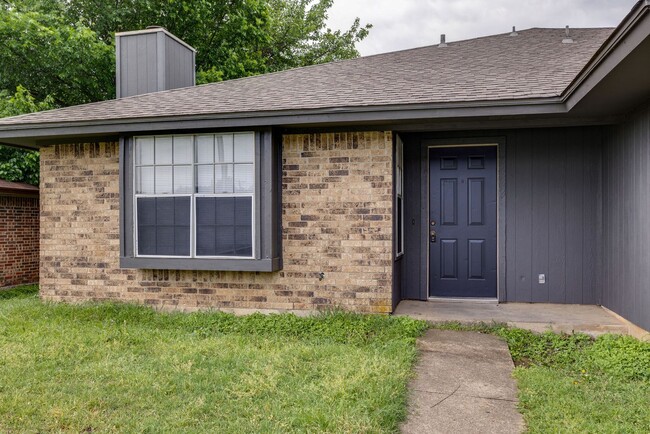 Building Photo - Duplex with back yard and parking spaces