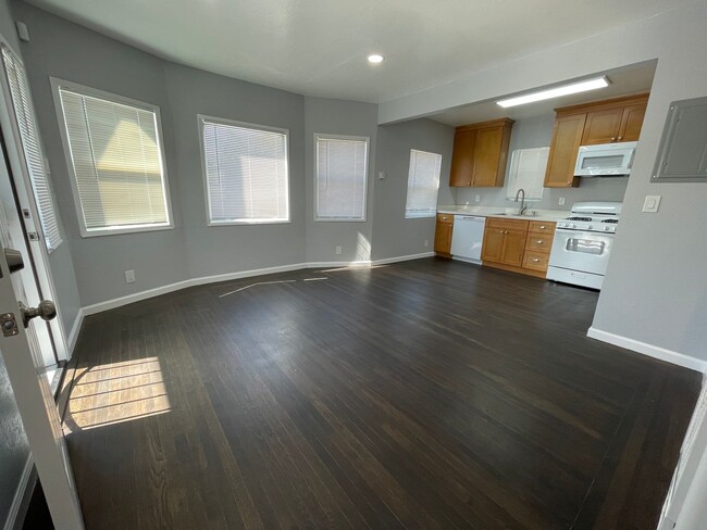 Foto del edificio - Move in ready  - Updated 2 bedroom, 1 bath...