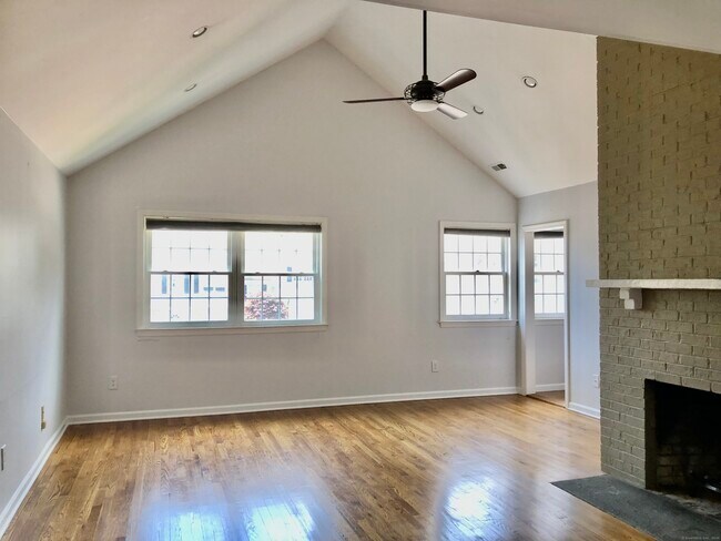Building Photo - 11 Pond Ln