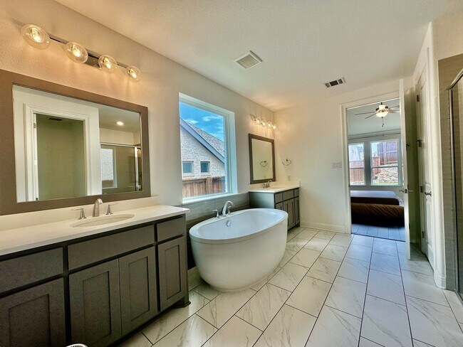Foto del edificio - Stunning 4BR/3.5BA Modern Home in Walsh — Available 7/21