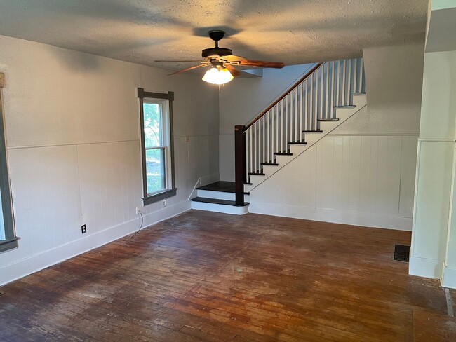 Building Photo - $795 - 2 bed 1 bath - Single Family