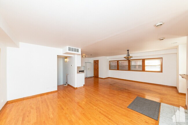 Foto del edificio - Spacious 2B 1.5B unit in Uptown with garag...