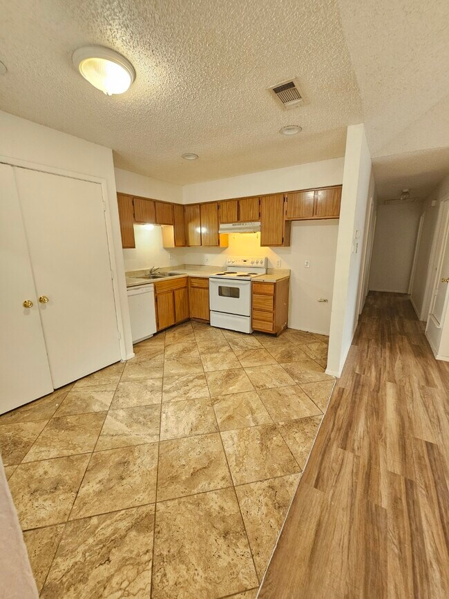 Building Photo - 8004 Hanon Dr