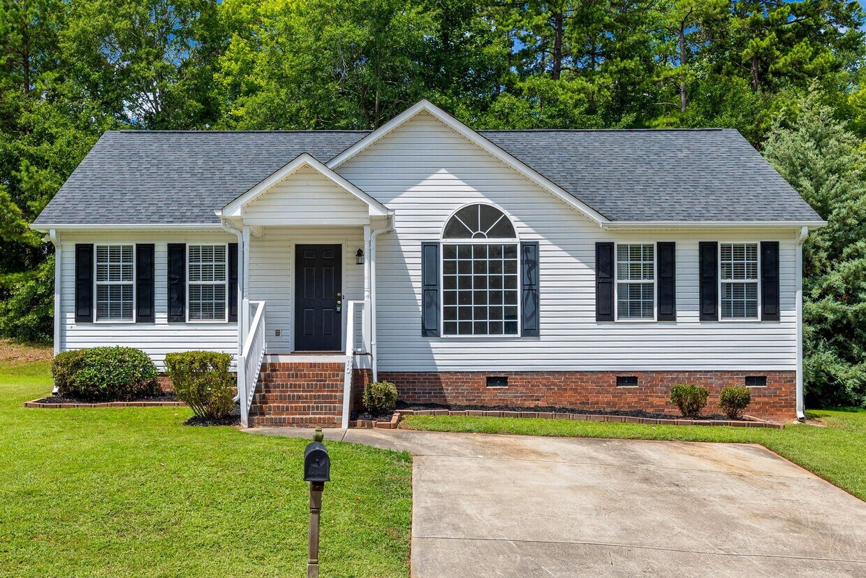 Foto principal - Freshly painted 3-bedroom 2-bath home in A...