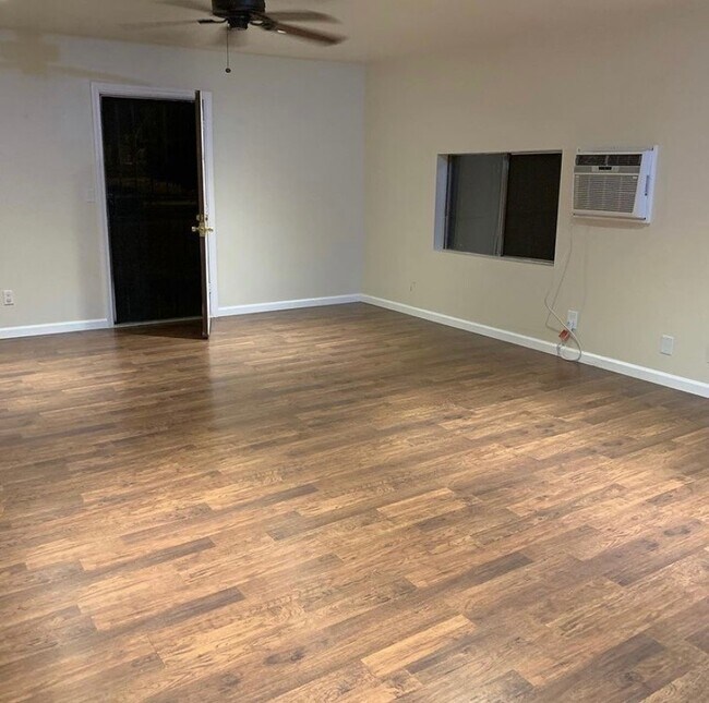 Entrada - 1675 Durfee Ave