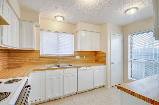 Building Photo - 13203 Whitchurch Way