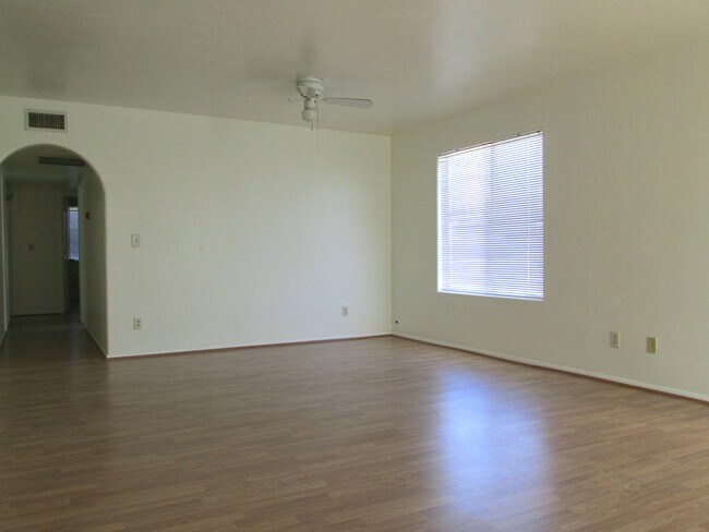 Sala de estar - 631 N Sartillion Ave