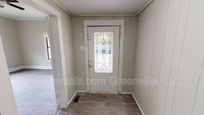 Building Photo - 579 Saxon Ave