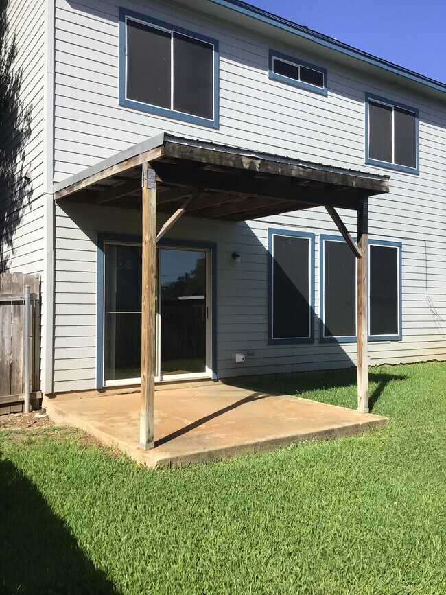 PATIO TRASERO CUBIERTO - 2913 Whisper Oaks Ln