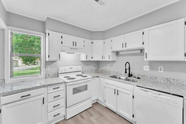 Building Photo - *NEWLY RENOVATED* 2 Bedroom Townhouse in D...