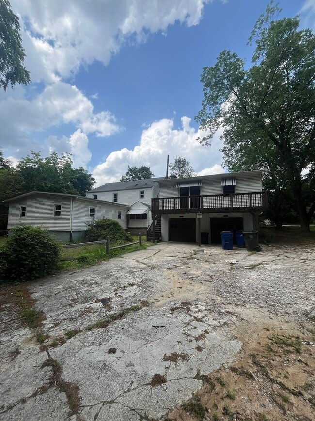 Building Photo - Charming 9 Bedroom Home Located In Raleigh NC!!!