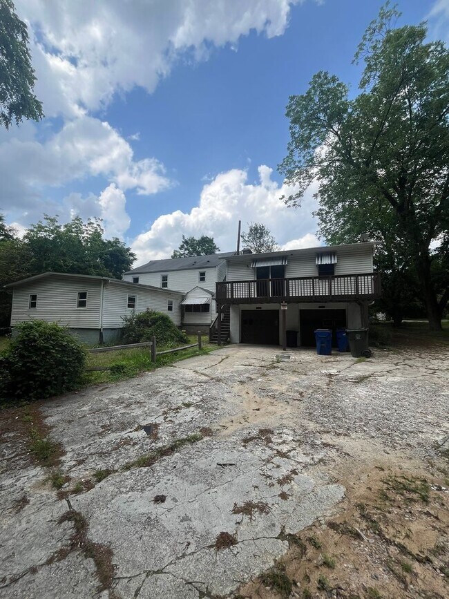 Foto del edificio - Charming 9 Bedroom Home Located In Raleigh NC!!!