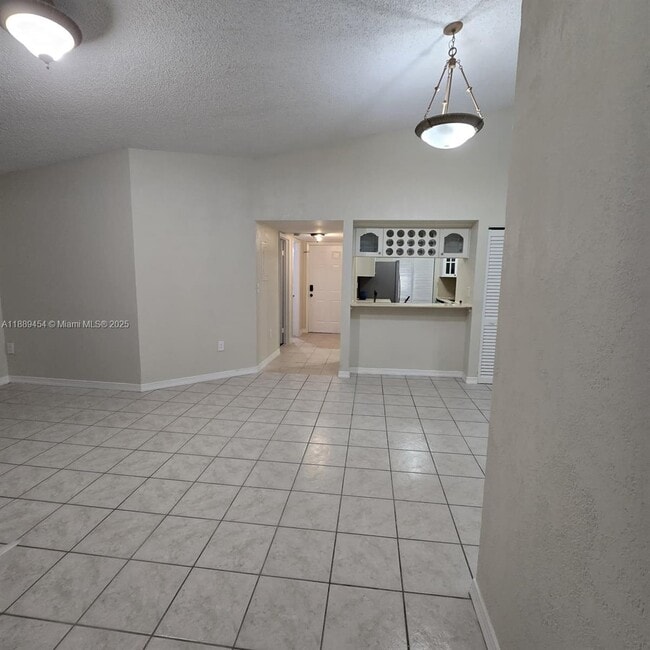 Foto del edificio - 811 NE 199th St