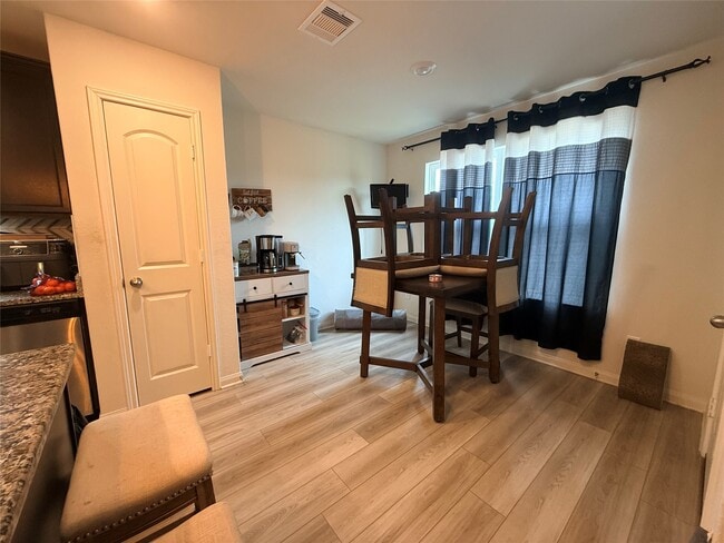 Foto del edificio - 8103 Vacek Meadows Loop