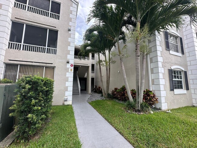 Foto del edificio - 2841 N Oakland Forest Dr