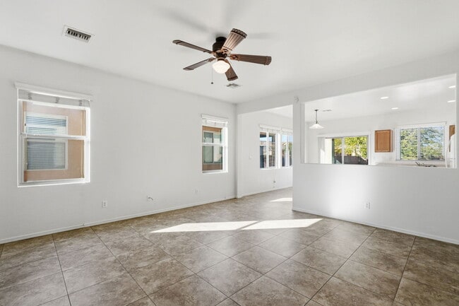 Building Photo - 907 E Catkins Pl