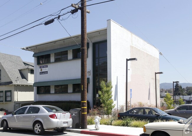 Building Photo - 2832 Summit St