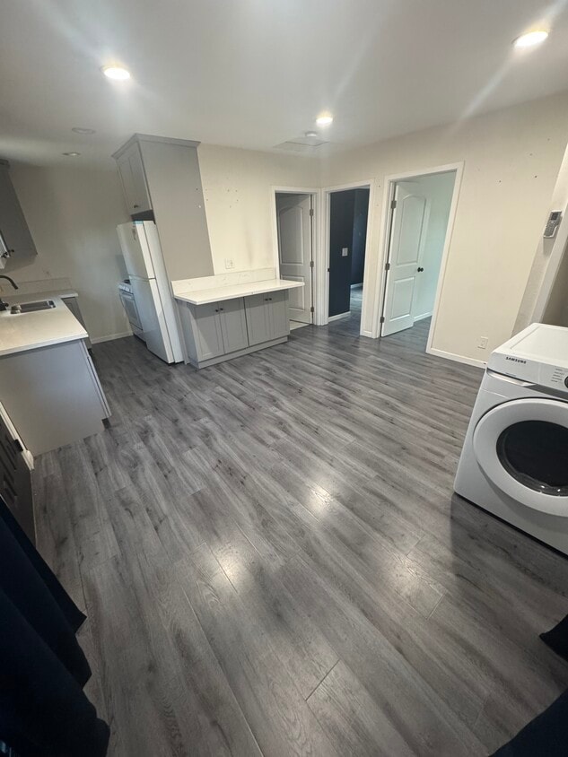 Foto principal - 8715 Burton St