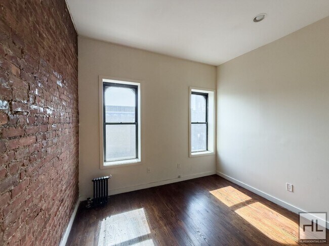 Foto del edificio - NOSTRAND AVENUE / Spacious 4-bed, 1-bath /...