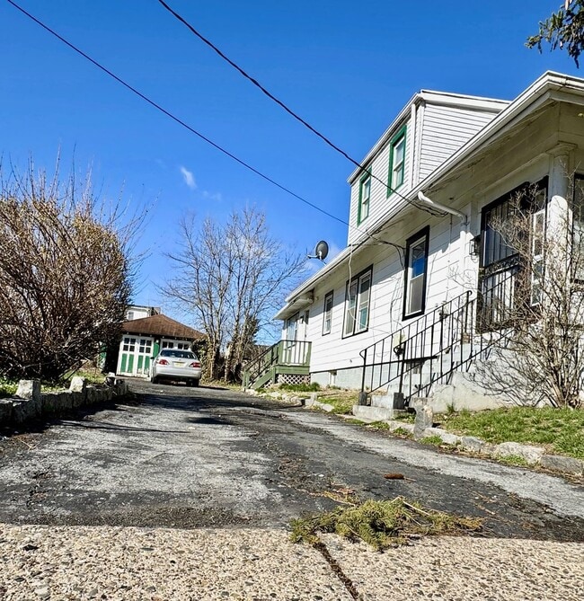 Building Photo - “Spacious 5BR Home Near TCNJ – Large Yard & Flexible Living!”