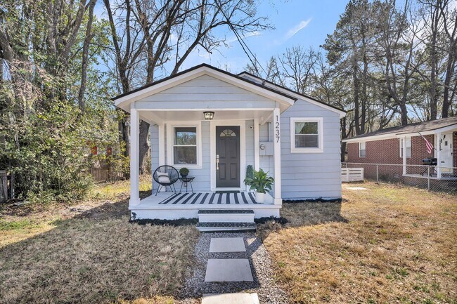 Foto del edificio - Charming Cottage with Modern Upgrades in Hanahan