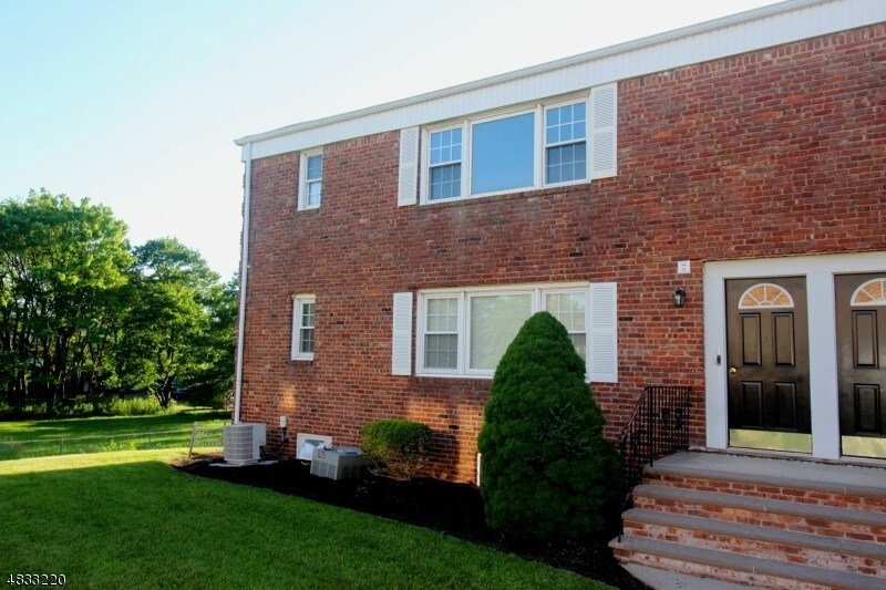 Foto principal - 6 Columbia Dr