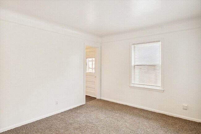 Foto del edificio - $1095 3 bedroom bungalow
