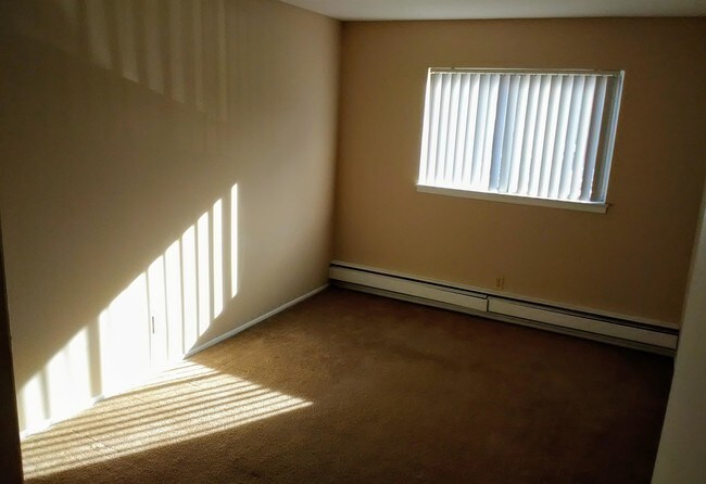 Foto del edificio - 23700 W Warren Ave