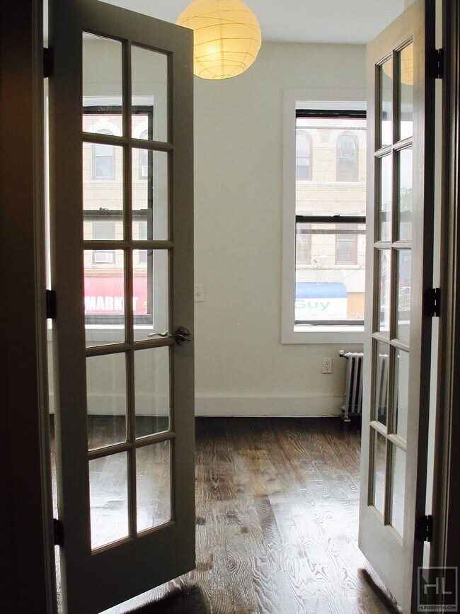 Foto del edificio - 637 WILSON AVENUE