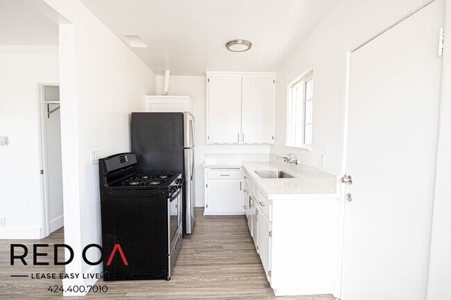 Building Photo - Charming Completely Remodeled Bright and S...