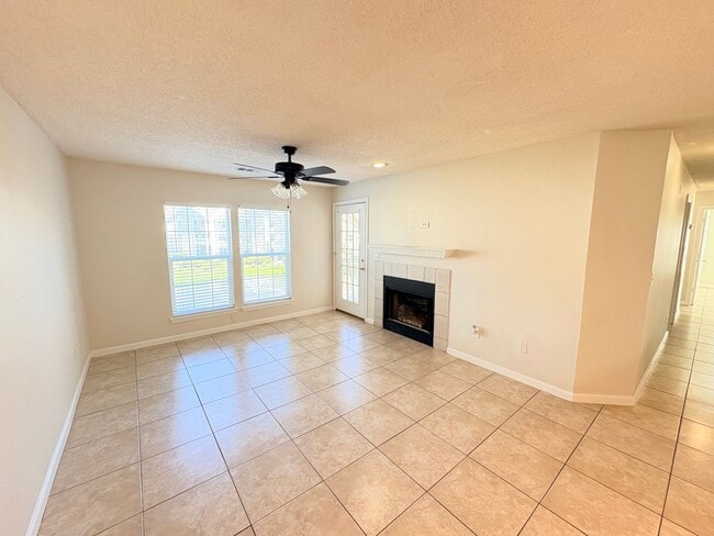 Building Photo - Welcome To The Estates At Westbury