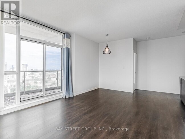 Photo du bâtiment - 70 Forest Manor Rd