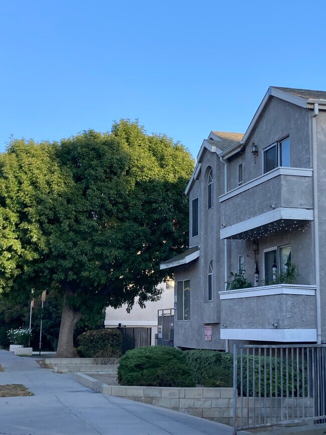 Building Photo - 9950 Zelzah Ave