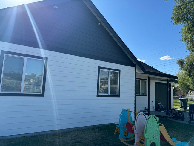 Building Photo - 1506 N Mary St