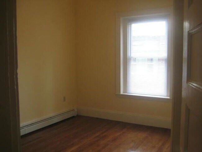 Building Photo - 1524t