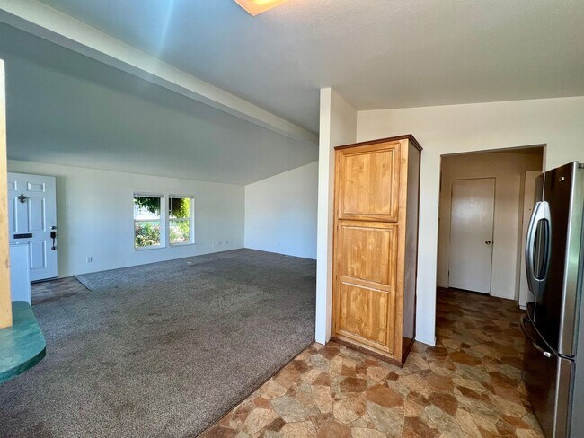 Building Photo - Spacious 2 Bed, 2 Bath Home