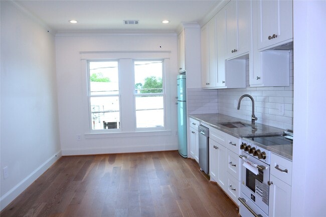 Building Photo - 1836 Cortlandt St