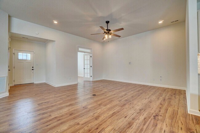 Foto del edificio - 4 bedroom condo in Suffolk