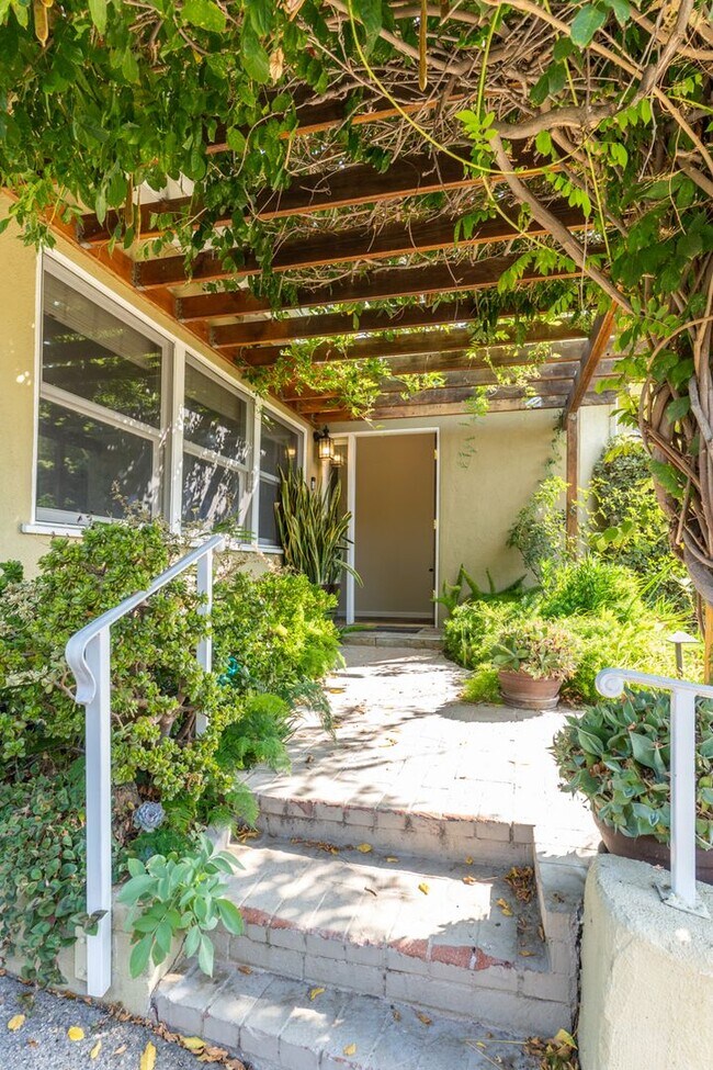 Foto del edificio - Beautiful 3b2b Home with Private Fenced Ya...