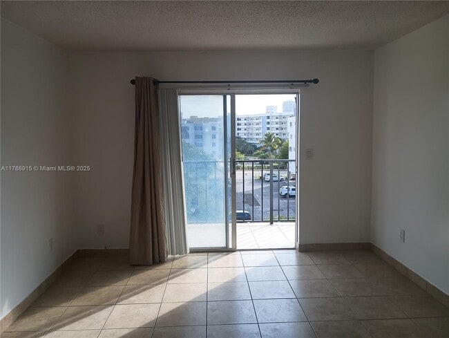 Foto del edificio - 18100 Atlantic Blvd