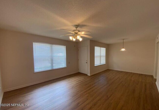 Building Photo - 702 Meadowbrook Dr