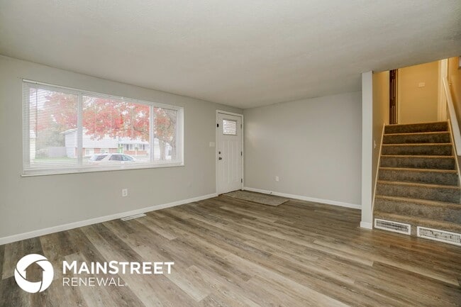 Building Photo - 2258 Majestic Dr W