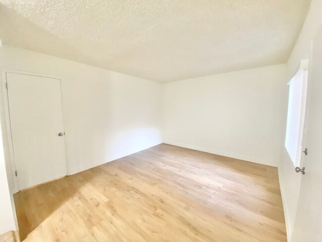 Building Photo - Cozy 1 bedroom unit located in Canoga Park!