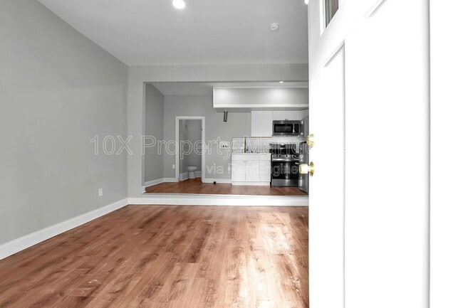 Building Photo - 556 E Whittier St