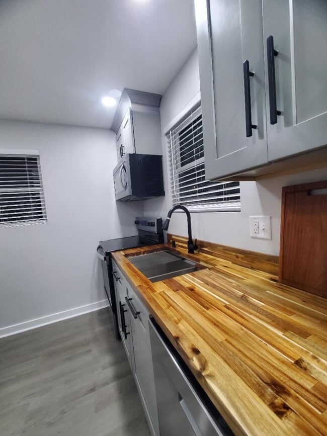 Building Photo - 290 Quick St