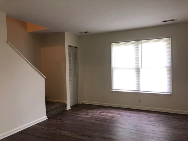 Building Photo - Three Bedroom Townhome - Convenient Location!
