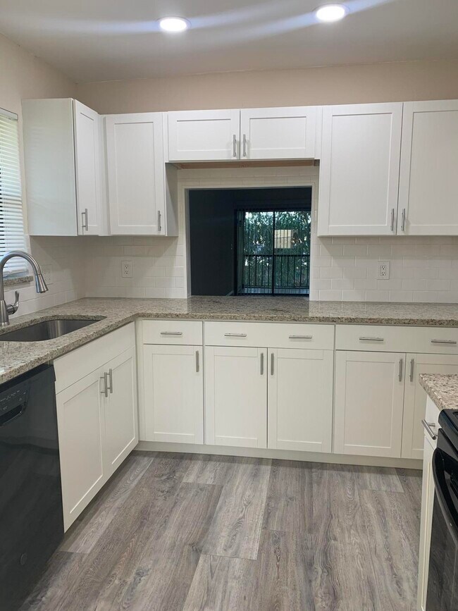 Foto del edificio - 5937 Forest Hill Blvd